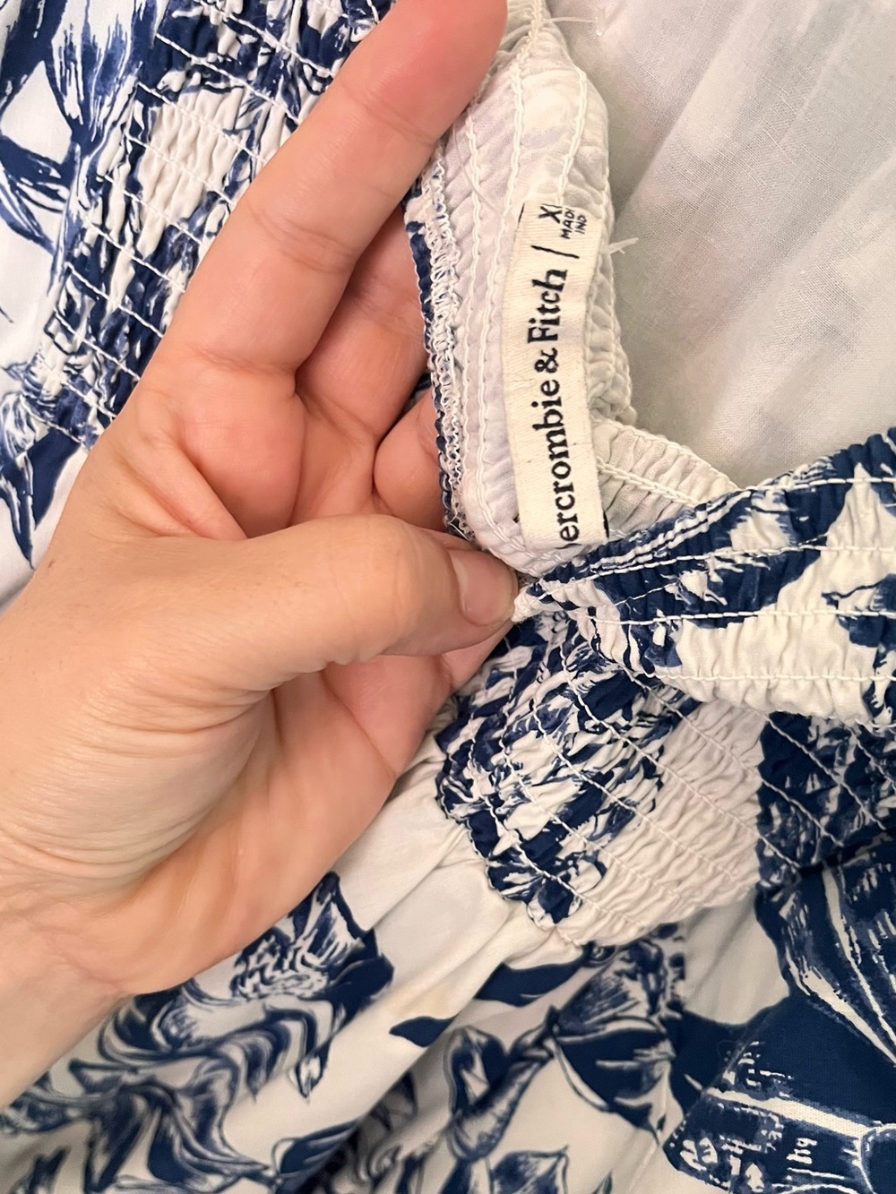 Abercrombie & Fitch White dress with Navy Floral Print - Picture 3 of 3